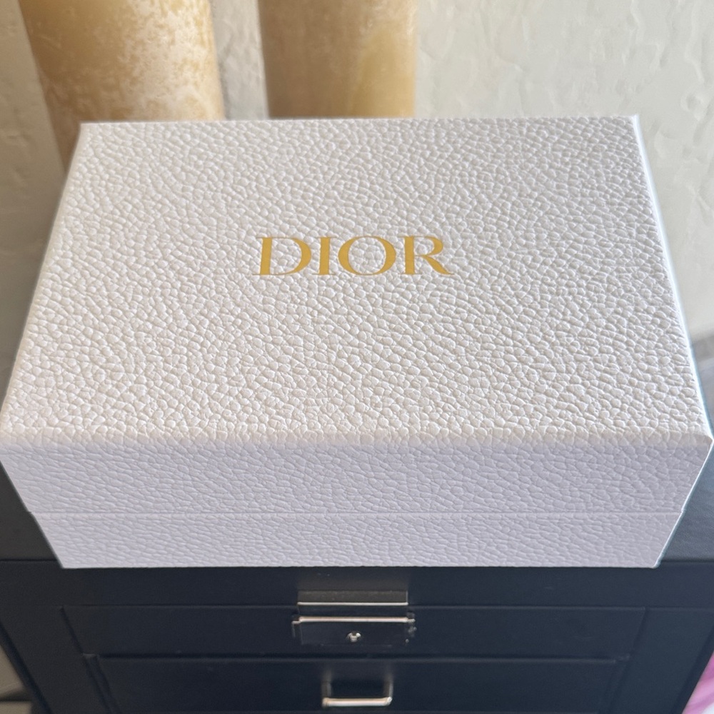 Dior around the world GWP Miss Dior Mini Perfume Bottle with Round jewelry Pouch - Picture 3 of 3